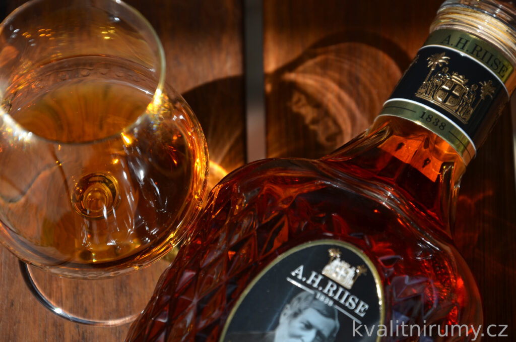 láhev se sklenicí Very Rare