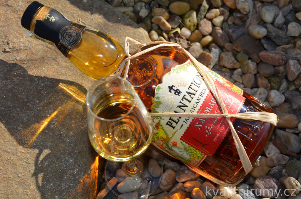 Láhev recenzovaného rumu Plantation Xaymaca Special Dry